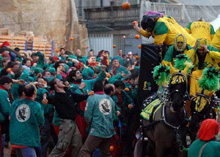 Il Borghetto, una delle parti più vecchie della città, è il territorio della squadra dei Tuchini visibile in questa immagine con la divisa di colore rosso e verde e un corvo per stemma