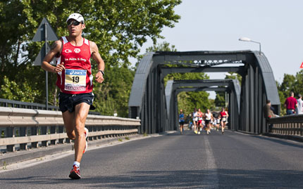 Un maratoneta in solitaria verso la meta. Foto: Roberta Radini-Asd Bavisela