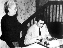 Beppe Fenoglio insieme alla madre