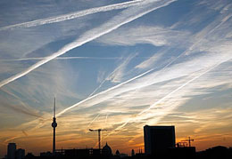 Le scie degli aerei nel cielo sopra Berlino (Ap)