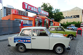 Molte società di noleggio organizzano visite di Belino a bordo delle Trabant