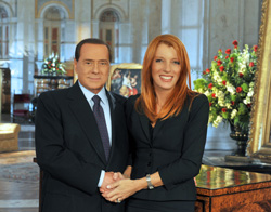 Il premier Silvio Berlusconi insieme al Ministro del Turismo Michela Brambilla