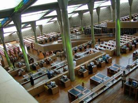 Gli interni della biblioteca di Alessandria