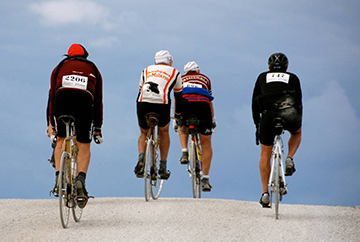 Bici e bicchieri nelle Terre di Siena