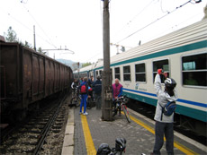 cicloturismo Con la bici in attesa del treno