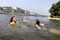 Bagno nel Po, a Torino (Foto: Paolo Hutter)