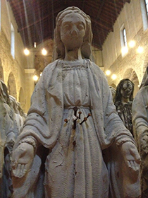 Una delle Madonne di Bios Vincent trafitta dai chiodi