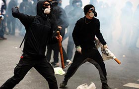 Scontri black bloc a Milano