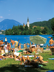 Relax sulle rive del lago di Bled (archivio STO, foto B. Kladnik)