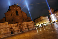 Bologna e le Torri La Basilica illuminata da giochi di luce