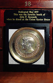La targa commemorativa di John Fitzgerald Kennedy al ristorante Union Oyster House