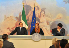Il premier Silvio Berlusconi, il Ministro del Turismo, Michela Brambilla, e il presidente Enit, Matteo Marzotto in conferenza stampa 
