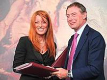 La consegna dei protocolli tra i sottosegretari Michela Brambilla e Adolfo Urso