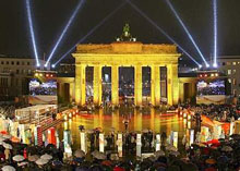 La porta di Brandeburgo illuminata per le celebrazioni di ieri sera (Foto Reuters)