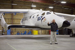 Richard Branson, a capo della Virgin Galactic, davanti al nuovo aereo spaziale (Credit Ned RocknRoll)
