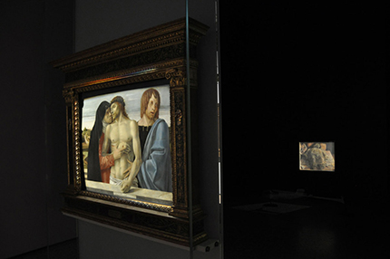 Il riposizionamento della Pietà di Giovanni Bellini.  Foto di Giacomo Gatti 