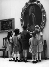 Un gruppo di bambini in visita alla Pinacoteca negli anni '50