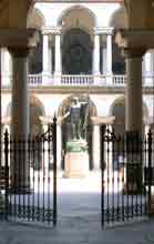 Pinacoteca di Brera, ingresso con la statua di Napoleone