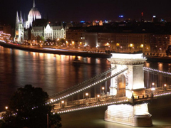 Una suggestiva panoramica di Budapest e del Danubio