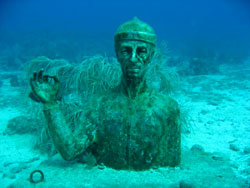 Il busto di Cousteau sui fondali degli isolotti di Pigeon