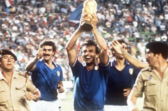 Maldini mentre solleva la Coppa del Mondo