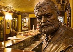 La statua in bronzo di Hemingway all'interno del Café Iruña