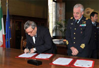 Il presidente del Corpo Nazionale Soccorso Alpino e Speleologico del CAI,
Pier Giorgio Baldracco e il Gen. S. A. Giuseppe Bernardis,
Sottocapo di Stato Maggiore dell'Aeronautica Militare