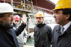 Santiago Calatrava (primo da destra) davanti al ponte in costruzione