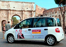 Lo slogan della campagna sulla fiancata di un taxi 