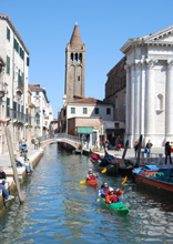 Venezia In canoa lungo i canali della città