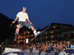 Acrobazie sugli sci in pantaloncini e maglietta (Foto di W. Cainelli) 