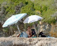 Al fresco sotto l'ombrellone (Foto © www.dogwelcome.it)