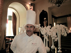 Lo Chef Bertrand Schmitt nella Hall del Majestic Barrière con sfondo di orchidee bianche. I fiori sono cambiati ogni settimana con composizioni diverse