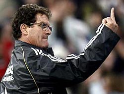 Fabio Capello saluta i tifosi avversari