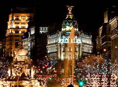 La piazza illuminata di Puerta del Sol a Madrid