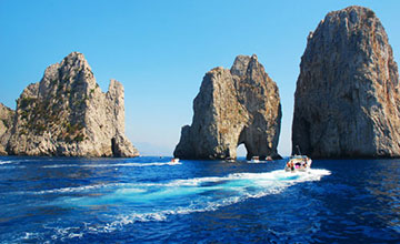 Capri, i faraglioni. Una delle località più esclusive d'Italia