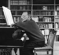 Carl Orff al pianoforte