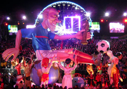 Carnevale di Nizza Zidane sfila con il suo famoso bernoccolo 