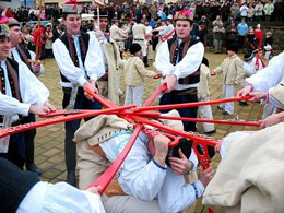 La Danze delle Spade per il Carnevale di Strani. Foto: DENÍK/Michal Cervinka