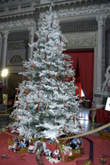 Il maestoso albero decorato nella casa di Babbo Natale

