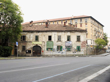 L'esterno della Cascina Cuccagna prima dell'inizio dei lavori di restauro