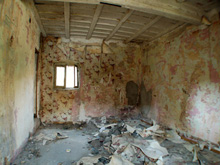 Una stanza abbandonata all'interno della cascina