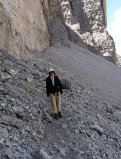 Quando si cammina in montagna, in alcuni punti può essere necessario l'uso di un caschetto per ripararsi dalla caduta di pietre