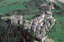 Il Castello incastonato nel borgo di Compiano, in provincia di Parma