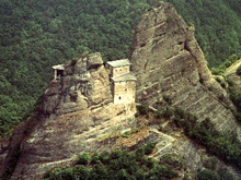 L'escursione comprende anche una visita al Castello della Pietra