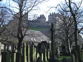 castelloLa mole imponente dell'Edinburgh Castel si staglia dietro le lapidi di un cimitero