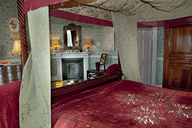 Una camera da letto impreziosita da velluti e broccati di seta