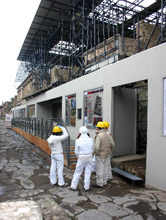 Archeologi davanti all'ingresso della Domus