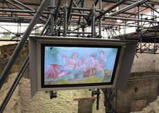 Uno schermo riproduce i dettagli del restauro