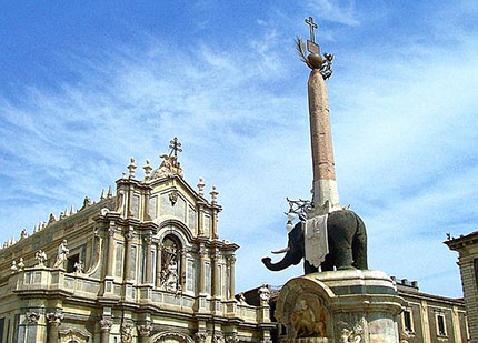 La Fontana dell'Elefante, il Liotru, simbolo della città, la cui proboscide è rivolta verso la Cattedrale di Sant'Agata